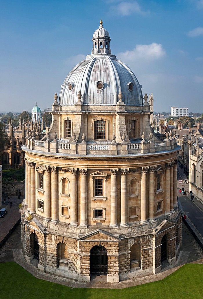Radcliffe Camera là tòa nhà được xây dựng từ thế kỷ 18, nguyên là thư viện chính của trường Đại học Oxford. Hiện nay tòa nhà này được sử dụng là phòng đọc trung tâm. (nguồn ảnh từ Sorbonne University-Wikipedia)