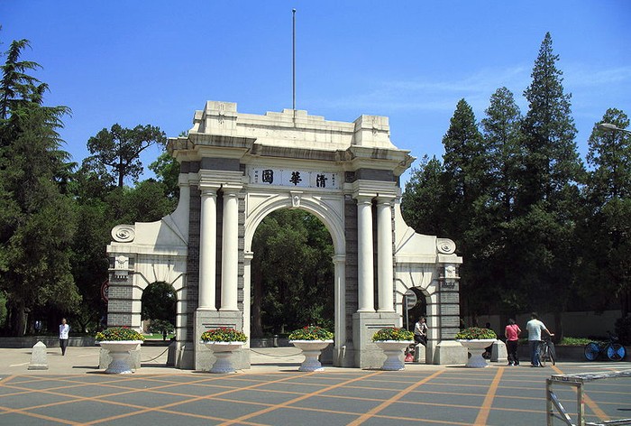 Cổng vào khu nhà ở sinh viên là biểu tượng của Uni Tsinghua Peking (nguồn ành từ Tsinghua University-Wikipedia)