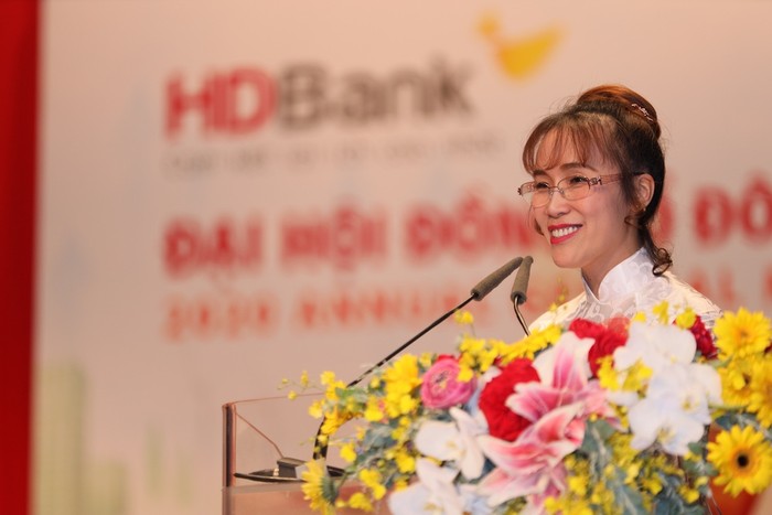 Bà Nguyễn Thị Phương Thảo - Phó Chủ tịch thường trực Hội đồng quản trị trình bày Tờ trình thông qua Phương án phân phối lợi nhuận năm 2019 và phát hành cổ phiếu thưởng từ nguồn thặng dư vốn cổ phần.