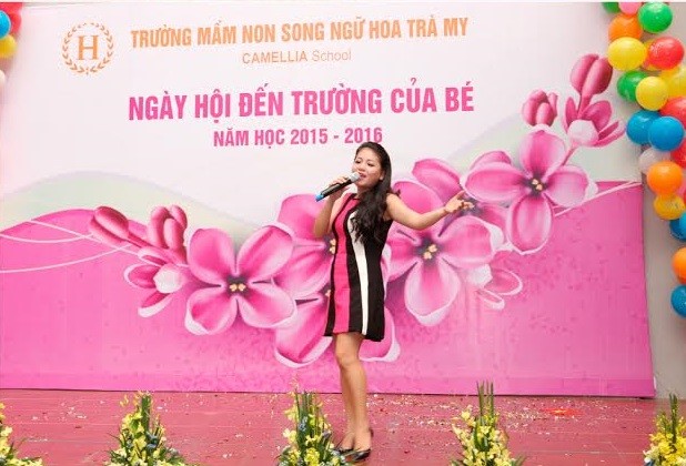 Ca sĩ Anh Thơ - phụ huynh trường mầm non Hoa Trà My hát tặng nhà trường trong ngày khai giảng
