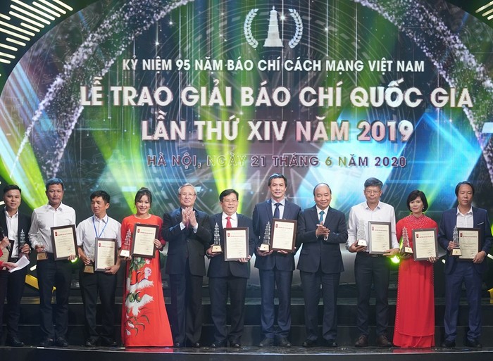 Thủ tướng Nguyễn Xuân Phúc và Thường trực Ban Bí thư Trần Quốc Vượng trao giải A cho các tác giả. (Ảnh: VGP/Quang Hiếu)