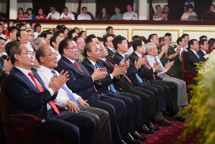 Các đồng chí lãnh đạo Đảng, Nhà nước dự buổi lễ. (Ảnh: VGP/Quang Hiếu)