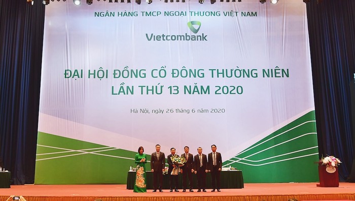 Ban lãnh đạo Vietcombank tặng hoa chúc mừng ông Lại Hữu Phước – Trưởng Ban Kiểm tra nội bộ được bầu vào Ban kiểm soát Ngân hàng Thương mại cổ phần Ngoại thương Việt Nam nhiệm kỳ 2018-2023
