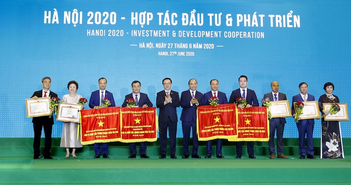 Bà Nguyễn Thị Nga (thứ 2 từ bên trái) nhận Bằng khen của Thủ tướng Chính phủ Nguyễn Xuân Phúc tại Hội nghị “Hà Nội 2020 – Hợp tác đầu tư &amp; Phát triển”