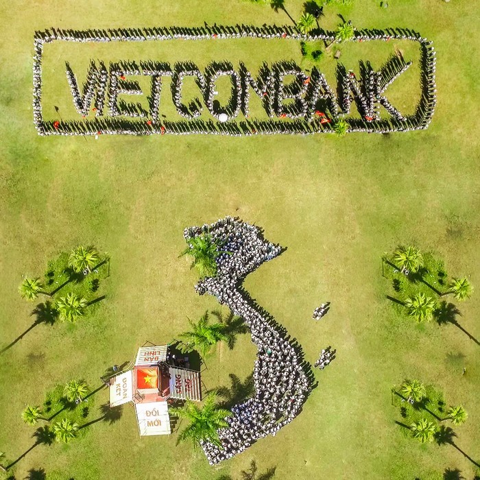 Hơn 700 đoàn viên thanh niên Vietcombank đã chung sức xếp thành hình bản đồ Việt Nam và thương hiệu Vietcombank.