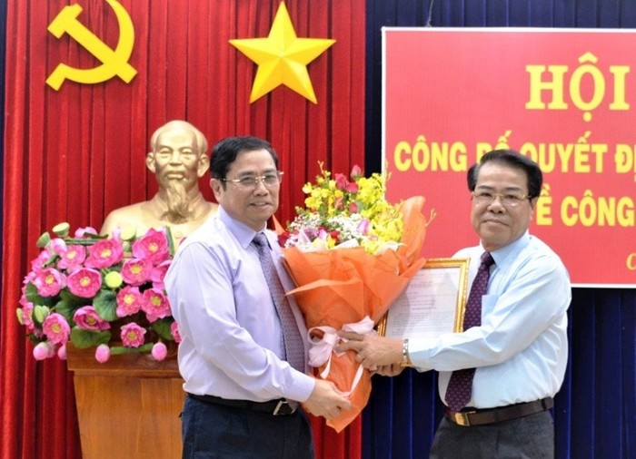 Đồng chí Phạm Minh Chính trao quyết định và chúc mừng đồng chí Dương Thanh Bình. (Ảnh: VGP)