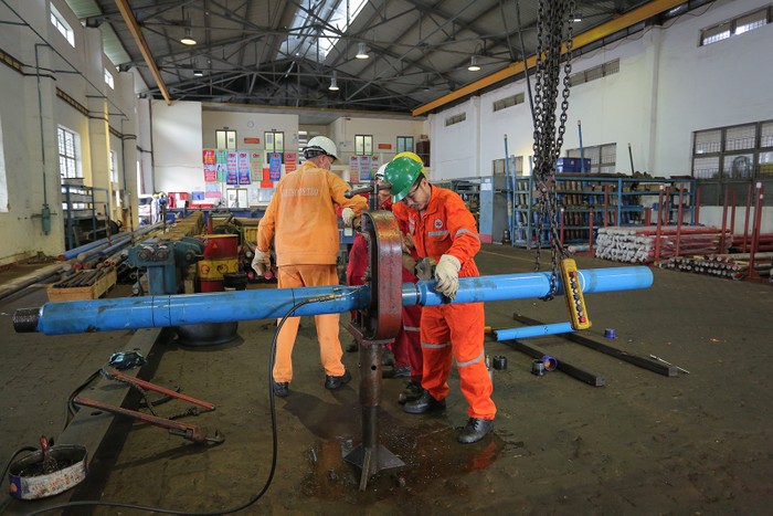 Người lao động Vietsovpetro chuẩn bị thiết bị hoàn thiện giếng khoan.