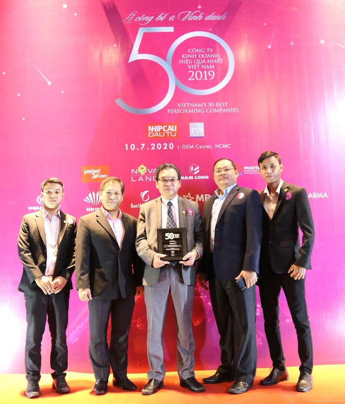Ông Trần Hoài Phương - Giám đốc Khối Khách hàng doanh nghiệp, đại diện HDBank nhận danh hiệu Top những Công ty Kinh doanh Hiệu quả nhất Việt Nam.