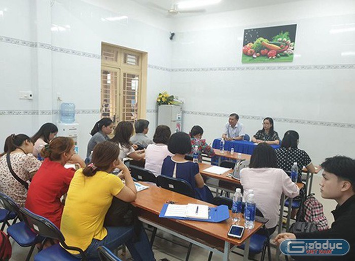 Toàn cảnh buổi đối thoại giữa phụ huynh và Hiệu trưởng Trường tiểu học Trần Văn Ơn với sự chứng kiến của Phó trưởng phòng Giáo dục và Đào tạo quận Tân Bình, ảnh: PL.