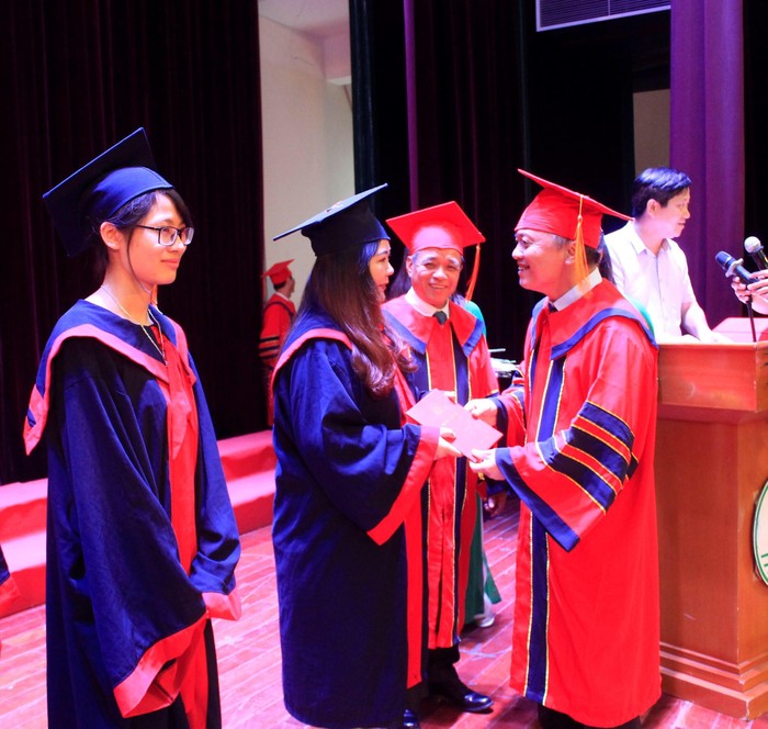 Giáo sư Lê Ngọc Thành trao bằng tốt nghiệp cho tân Bác sĩ đa khoa khoá 3 và tân Dược sĩ khoá 4.