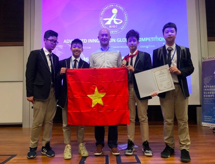 Học sinh Xuân Lâm, Gia Nam, Phú Thành, Nguyên Sang (8G0) trong cuộc thi AIGC tại Singapore