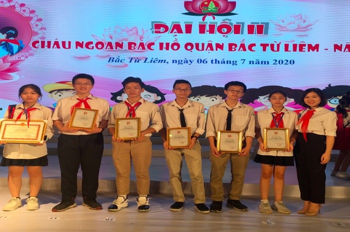 Học sinh 8G0 (từ trái qua phải: Khánh Chi, Thái Duy, Phú Thành) nhận danh hiệu Cháu ngoan Bác Hồ