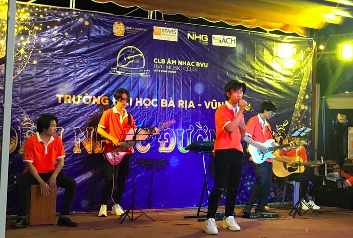 Thành viên Câu lạc bộ Âm nhạc BVU biểu diễn trong Đêm nhạc đường phố