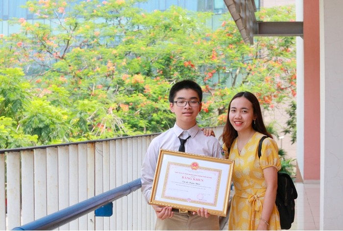 Học sinh Lê Xuân Khôi (7G1) cùng cô giáo chủ nhiệm lớp nhận bằng khen Học sinh tiêu biểu thủ đô năm học 2019-2020