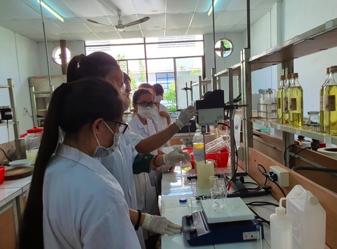 Sinh viên chuyên ngành công nghệ kỹ thuật hóa học BVU trực tiếp tham gia sản xuất Dung dịch rửa tay sát khuẩn