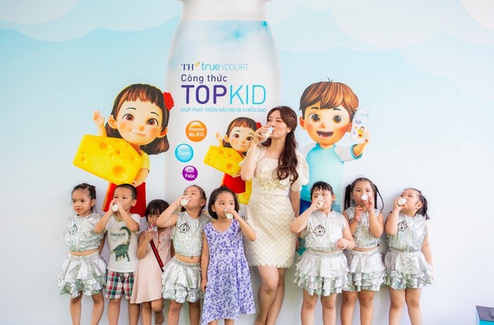 Thụy Vân cùng các bé “thi đua” uống sữa chua uống Phomat TOPKID, một sản phẩm mới ra mắt.