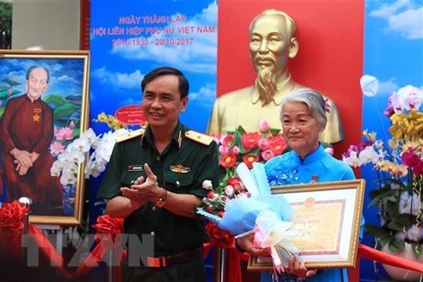Họa sĩ Đặng Ái Việt nhận bằng khen tại triển lãm tranh hội họa &quot;Mẹ và Anh hùng của dân tộc&quot; (Ảnh: TTXVN)