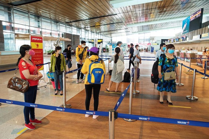 Hành khách được yêu cầu đeo khẩu trang khi qua sân bay Vân Đồn.