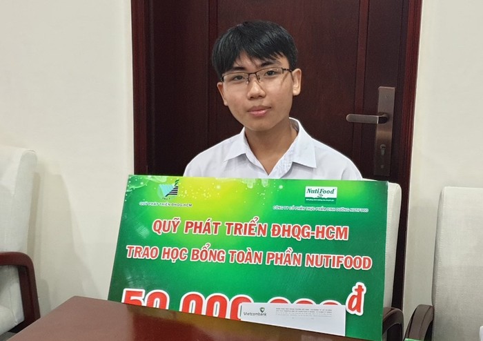 Em Phạm Trần Quốc Chiến, sinh viên khoa Ngữ Văn Anh (Đại học Khoa học Xã hội và Nhân văn) nhận học bổng toàn phần NutiFood.