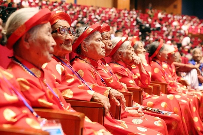 300 Bà mẹ Việt Nam Anh hùng đại diện cho 4.962 Bà mẹ Việt Nam Anh hùng trong cả nước về dự gặp mặt.