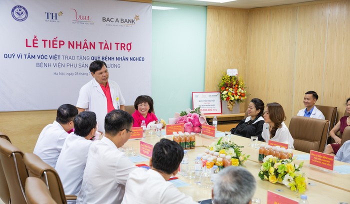 Phó giáo sư, Tiến sĩ Trần Danh Cường, Giám đốc Bệnh viện Phụ sản Trung ương cảm ơn Quỹ Vì Tầm Vóc Việt đã đồng hành cùng Bệnh viện giúp đỡ bệnh nhân nghèo.