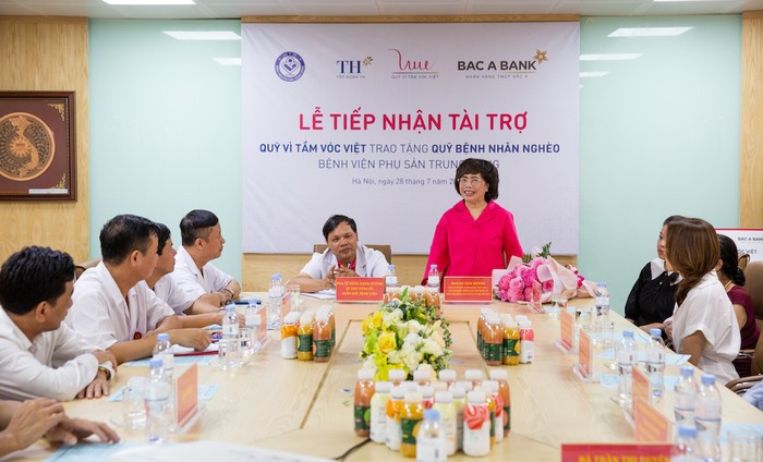 Bà Thái Hương Chủ tịch Hội đồng Quản lý Quỹ Vì Tầm Vóc Việt phát biểu tại Lễ tiếp nhận tài trợ