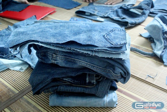 Quần áo cũ là nguyên liệu cho những sản phẩm tái chế của nhóm bạn trẻ. Ảnh: PM