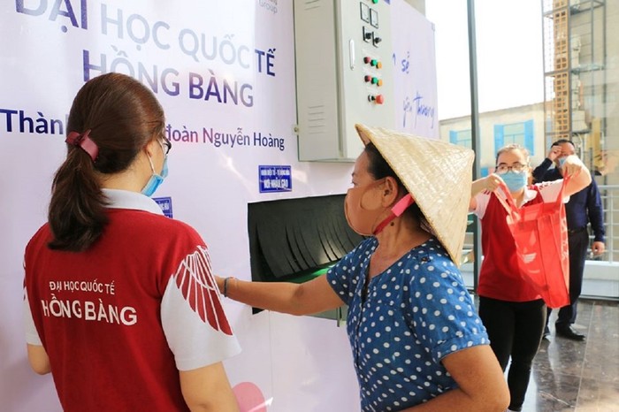 Trường Đại học Quốc tế Hồng Bàng (HIU) tổ chức trao hơn 7 tấn gạo và 1.400 phần quà cho người dân Thành phố Hồ Chí Minh trên Hệ thống điều khiển tự động do thầy cô và sinh viên ngành Điện tử - Tự động hóa sản xuất.