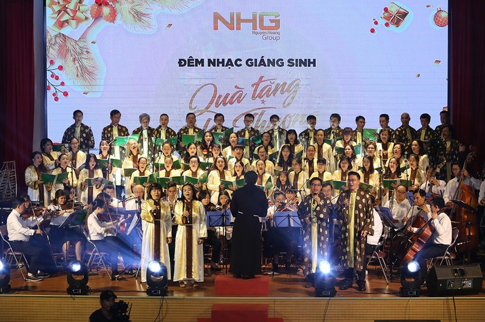 Gần 2.000 khán giả đã hòa nhịp cùng đêm nhạc Giáng sinh “Quà tặng yêu thương” do Hội đồng Giáo dục và Hội học sinh – sinh viên Tập đoàn giáo dục Nguyễn Hoàng (NHG) tổ chức nhằm quyên góp gây quỹ từ thiện.