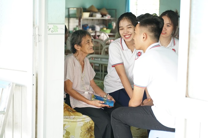 Học sinh SNA mừng tuổi và chia sẻ tâm tình với các cụ tại nhà dưỡng lão tình thương Xuân Lộc, Đồng Nai.