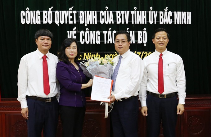 Ông Nguyễn Nhân Chinh (thứ hai từ phải qua) nhận quyết định giữ chức Bí thư Thành ủy Bắc Ninh. Ảnh: Tỉnh đoàn Bắc Ninh.