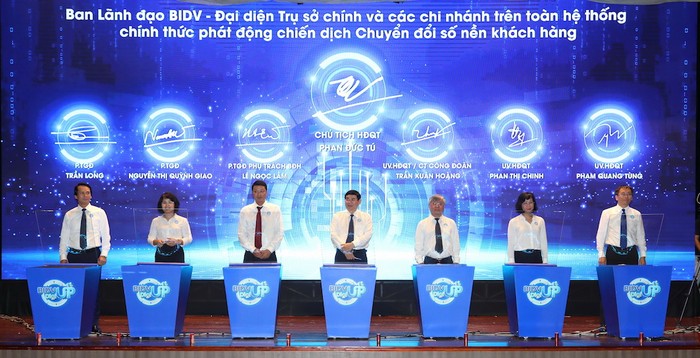 Đại diện Ban lãnh đạo BIDV và 189 Chi nhánh đã ký cam kết điện tử quyết tâm nỗ lực triển khai chiến dịch chuyển đổi số nền khách hàng BIDV thành công.