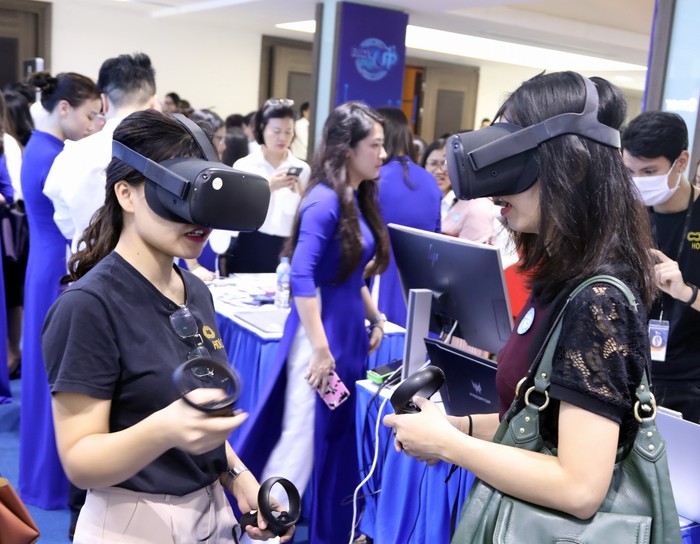 Khách hàng trải nghiệm công nghệ số của BIDV như công nghệ eKYC, đeo kính VR để xem các dự án nhà ở đang được giới thiệu tại BIDV Home.
