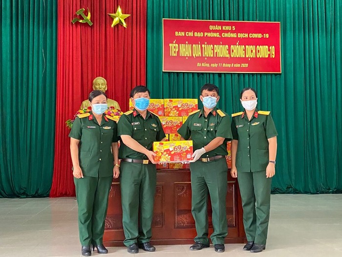 Trong sáng ngày 11/8, 36.000 sản phẩm Trà Thanh Nhiệt Dr Thanh tiếp tục được Tập đoàn Tân Hiệp Phát trao tặng cho các điểm cách ly tại Quân khu 5 với, đặc biệt là tại Đà Nẵng.
