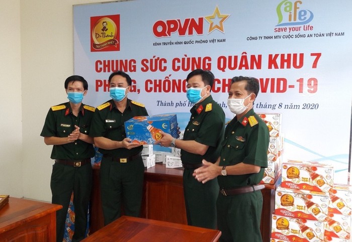 Chiều ngày 12/8, 36.000 sản phẩm Trà Thanh Nhiệt Dr Thanh được trao tặng cho các điểm cách ly tại Quân khu 7.