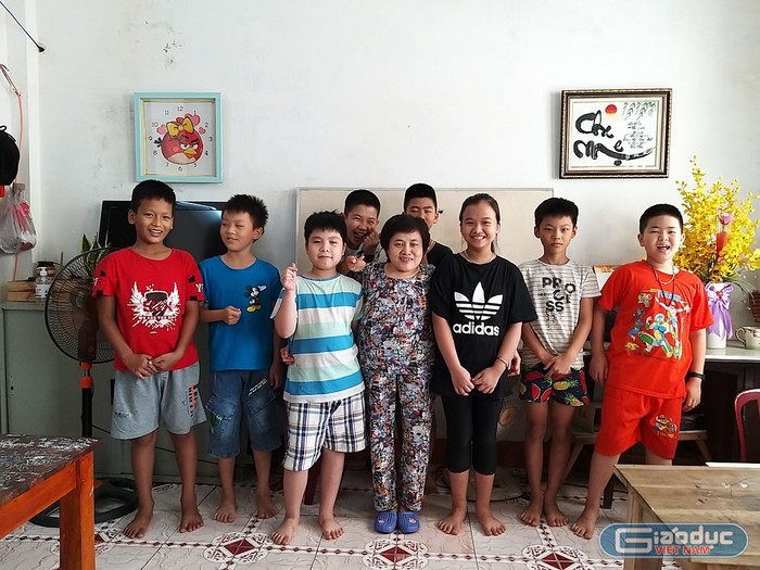 Chị Lê Thị Lan Anh cùng các học sinh tại lớp học tiếng Anh của mình. (Ảnh: Nhân vật cung cấp)
