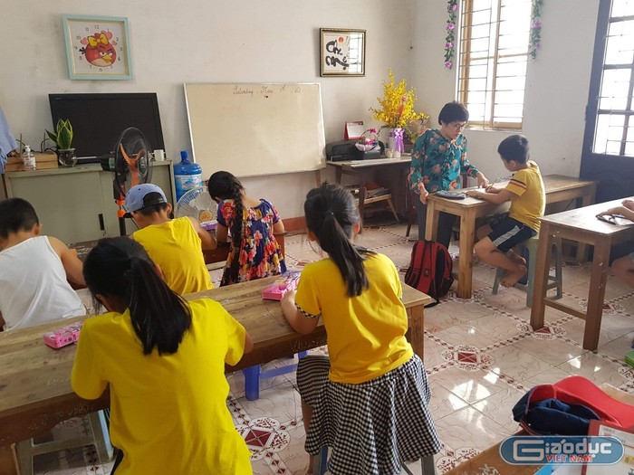Chị Lê Thị Lan Anh cùng các học sinh tại lớp học tiếng Anh của mình. (Ảnh: Nhân vật cung cấp)