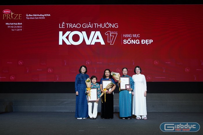 Chị Lê Thị Lan Anh nhận giải Kova lần thứ 17 ở hạng mục “Sống đẹp”. Ảnh: Nhân vật cung cấp