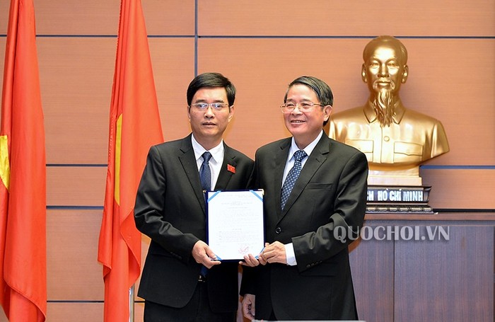 Ông Hoàng Quang Hàm (bìa trái), Ủy viên Thường trực Ủy ban Tài chính - Ngân sách của Quốc hội giữ chức vụ Phó Chủ nhiệm Ủy ban Tài chính - Ngân sách của Quốc hội khóa XIV, kể từ ngày 1/8/2020. (Ảnh: Quochoi.vn)