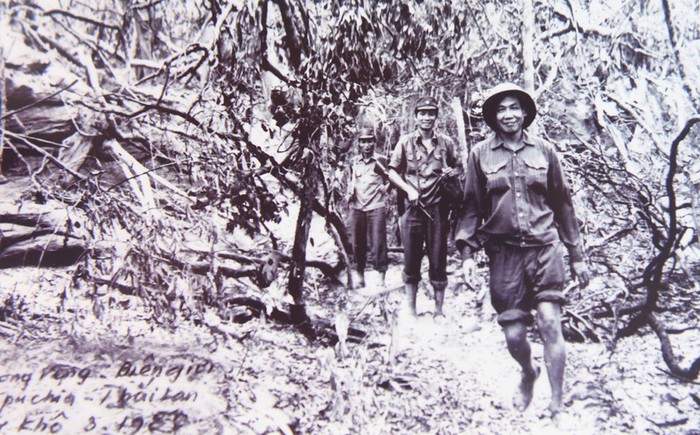 Thiếu tướng Lê Khả Phiêu và các cán bộ cơ quan chính trị Bộ Tư lệnh Quân tình nguyện Việt Nam tại Campuchia đi công tác, nắm địa hình vùng núi phía Bắc Campuchia năm 1986. Ảnh tư liệu