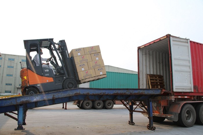 VNPOLY chuyển hàng lên container để vận chuyển đến khách hàng.