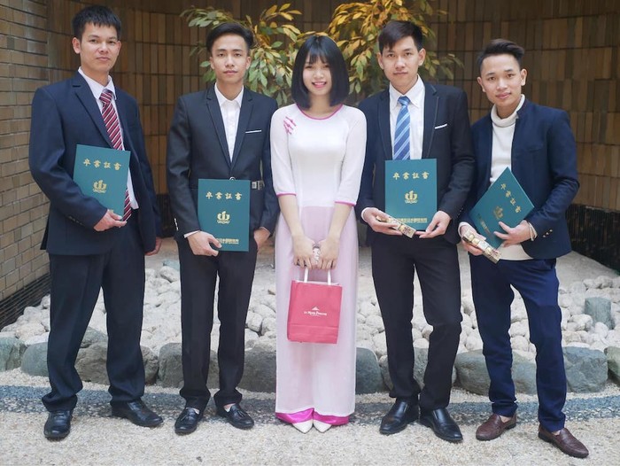 Phạm Minh Phương, sinh viên năm cuối trường Kế toán chuyên môn Oji chụp ảnh cùng các bạn trong buổi lễ tốt nghiệp của Viện Nhật ngữ TIJ (Ảnh: Nhân vật cung cấp).