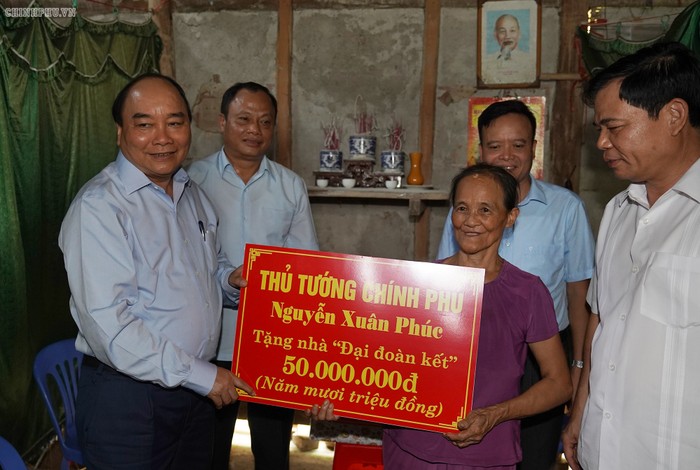 Thủ tướng Nguyễn Xuân Phúc thăm hỏi, trao tặng 2 nhà “Đại đoàn kết” cho hộ nghèo, hộ gia đình chính sách của tỉnh Bắc Kạn, ngày 24/08/2019. Ảnh VGP/Quang Hiếu