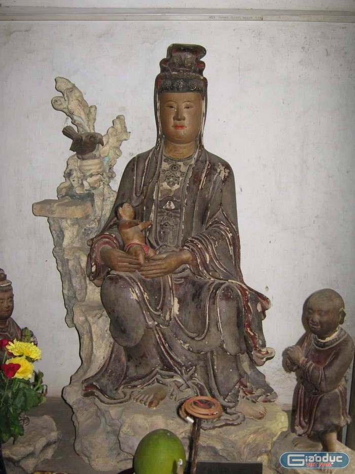 Tượng Quan Âm Thị Kính được tác giả chụp ở chùa Tây Phương. (Ảnh do tác giả cung cấp)