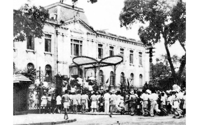 Quần chúng cách mạng và tự vệ chiến đấu Hà Nội chiếm Phủ Khâm sai (Bắc Bộ phủ), ngày 19/8/1945. Ảnh tư liệu