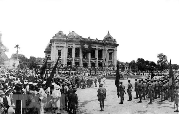 Mặt trận Việt Minh là một trong những nhân tố cơ bản bảo đảm cho Cách mạng Tháng Tám thành công. Trong ảnh: Mittinh của hàng vạn quần chúng nhân dân tại quảng trường Nhà hát Lớn Hà Nội sáng 19/8/1945, do Mặt trận Việt Minh tổ chức. (Nguồn: Tư liệu TTXVN)