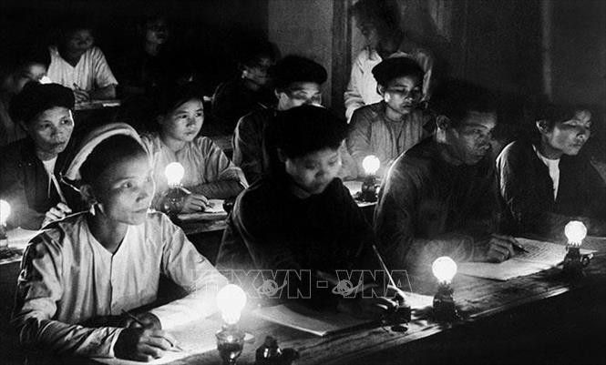 “Bình dân học vụ” là phong trào xóa nạn mù chữ trong toàn dân, được Chính phủ lâm thời nước Việt Nam Dân chủ Cộng hòa phát động ngày 8/9/1945, ngay sau khi Việt Nam giành được độc lập, nhằm giải quyết &quot;giặc dốt&quot; - một trong các vấn đề cấp bách nhất của đất nước thời gian đó. Ảnh: Tư liệu TTXVN