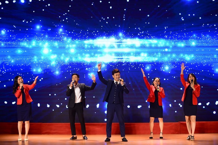 Ca khúc “Shine your light” được trình diễn bởi ca sĩ Ưng Đại Vệ cùng giáo viên và phụ huynh Hệ thống UKA