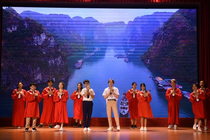 Ca khúc “Heal the world” được trình diễn bởi Hoàng Anh Doramon, Tấn Bảo và các bạn học sinh khối K-12 NHG
