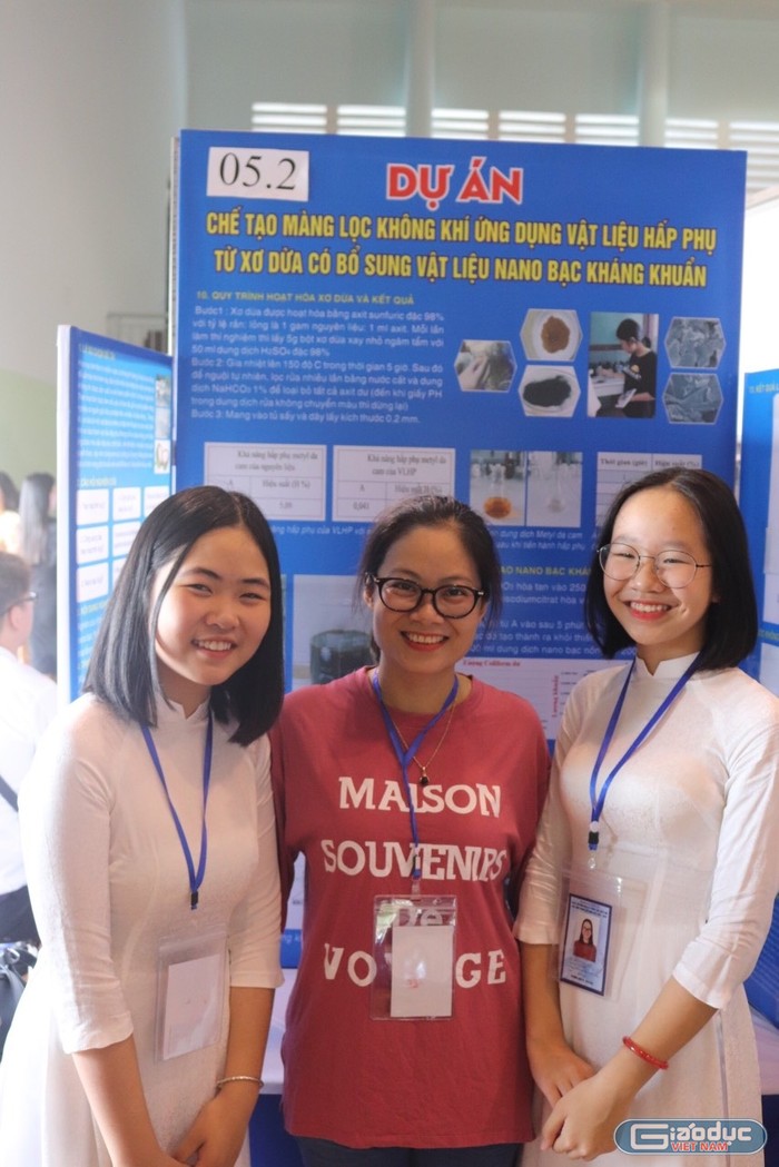 Nguyễn Ngọc Minh (trái), Lê Thu Thảo (phải) và cô giáo hướng dẫn Trần Thị Tuyết (giữa) tại cuộc thi Khoa học Kỹ thuật cấp quốc gia dành cho lứa tuổi học sinh Trung học cơ sở năm học 2019 – 2020. (Ảnh: Nhân vật cung cấp)